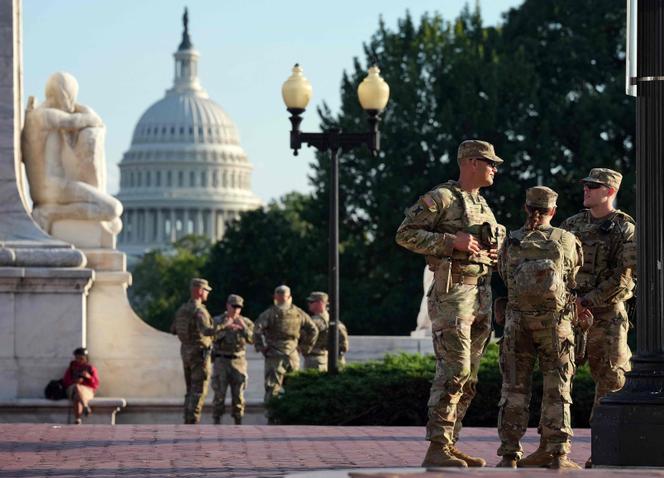 Des membres armés de la garde nationale patrouillent dans la gare Union Station, à Washington, le 25 août 2025.