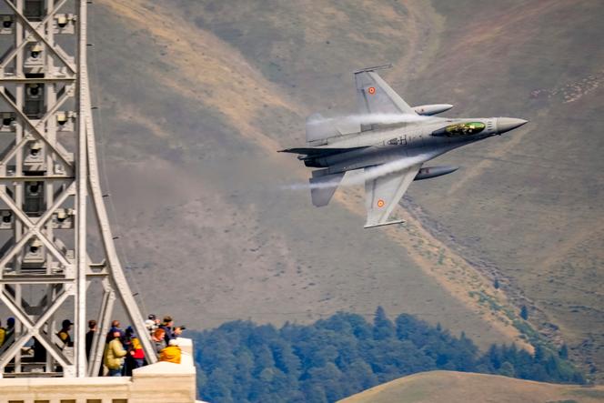 Um aeronave romeno do F-16 Falcon voa durante uma demonstração de aviação militar e acrobática perto do cruzamento dos heróis no pico de Caraian, no topo das montanhas Bucegi, em Bustni, Romênia, terça-feira, 26 de agosto de 2025. 