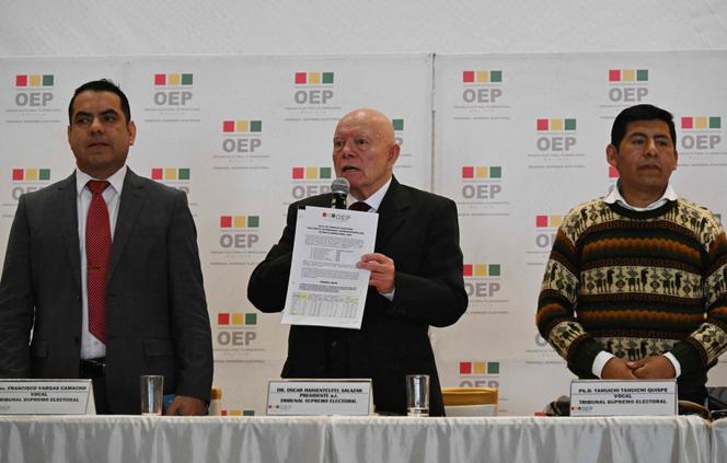 Le président du Tribunal électoral suprême, Oscar Hassenteufel Salazar, présente les résultats définitifs des élections législatives, le 26 août 2025 à La Paz.
