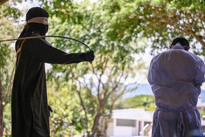 Un homme accusé d’avoir eu des relations homosexuelles est publiquement fouetté par un membre de la police islamique, à Banda Aceh (Indonésie), le 26 août 2025.