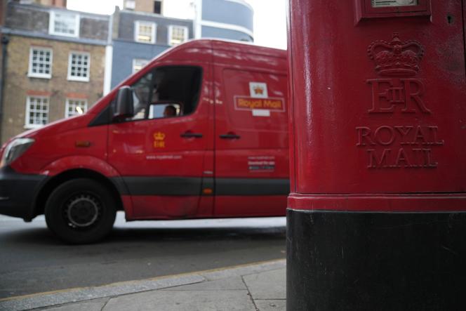 Une camionnette de livraison de Royal Mail, devant le centre de tri de Mount Pleasant, à Londres, le 26 août 2025.