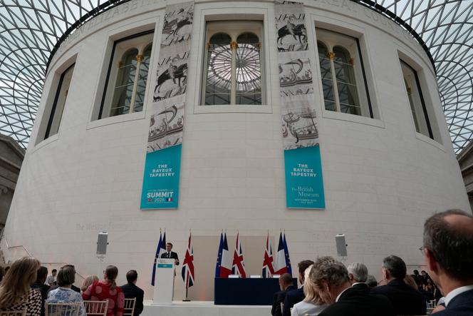 Emmanuel Macron, durante o anúncio de um acordo de empréstimo para a Tapeçaria de Bayeux, no Museu Britânico em Londres, 9 de julho de 2025.