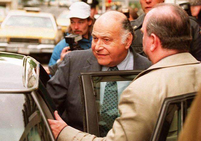 Maurice Tempelsman photographié alors qu’il quitte l’appartement de Jacqueline Kennedy Onassis à New York, le 20 mai 1994.