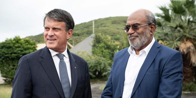 Le président du Sénat coutumier, Aguetil Mahé Gowe (à droite), accueille le ministre français des outre-mer, Manuel Valls, au Sénat coutumier de Nouméa, en Nouvelle-Calédonie, le 20 août 2025.