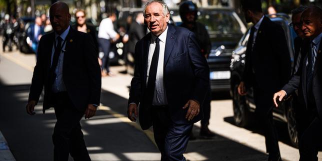 La méthode de François Bayrou sous le feu des critiques