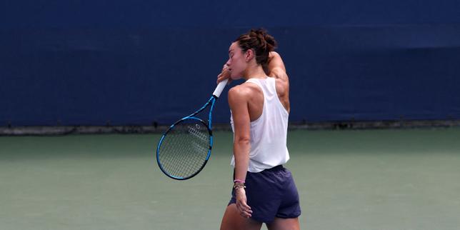 La Française Loïs Boisson face à la Suissesse Viktorija Golubic lors de leur match du premier tour du simple féminin de l’US Open, dans l’enceinte de l’USTA Billie Jean King National Tennis Center de New York, le 26 août 2025.