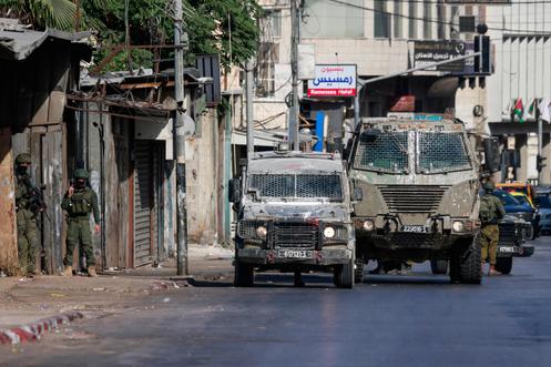 Des soldats israéliens se déploient lors d’un raid dans la ville de Naplouse, le 27 août 2025.