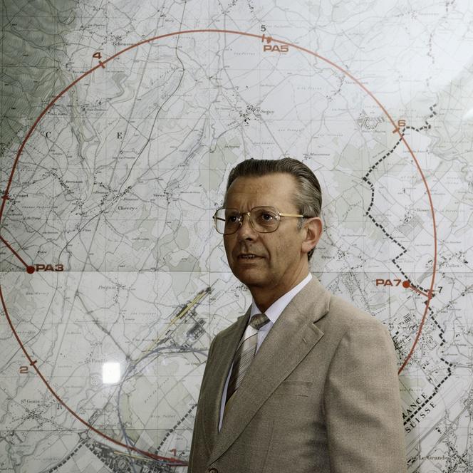 Herwig Schopper devant le tracé du futur Grand collisionneur électron-positon (LEP), en mai 1982.