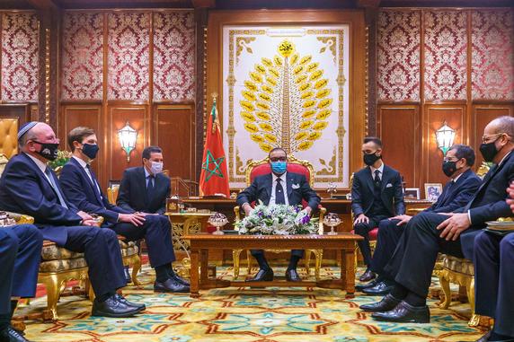 Le roi du Maroc, Mohammed VI (au centre), entouré de son fils, le prince héritier Moulay Al-Hassan (à droite), lors d’une réunion avec le conseiller présidentiel américain Jared Kushner (2ᵉ à gauche) et le conseiller à la sécurité nationale israélien Meir Ben-Shabbat (à gauche) au Palais royal de Rabat, le 22 décembre 2020.