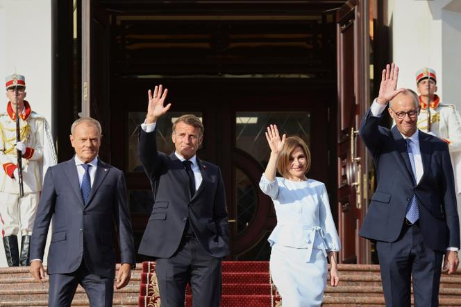 De gauche à droite, le premier ministre polonais, Donald Tusk, le président français, Emmanuel Macron, son homologue moldave, Maia Sandu, et le chancelier allemand, Friedrich Merz, à Chisinau, le 27 août 2025.