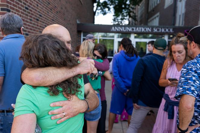 Des parents rassemblés à l’école de l’Annonciation, près de l’église où un tireur a tué deux enfants, à Minneapolis, aux Etats-Unis, le 27 août 2025.
