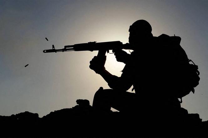 Un soldat armé d’un fusil d’assaut pendant un essai militaire dans le sud de l’Iran, le 24 janvier 2025.