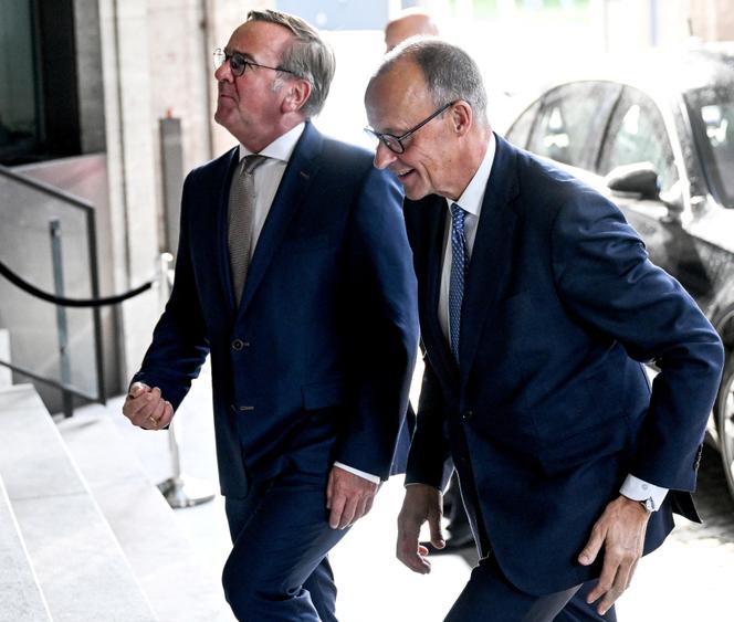 Le chancelier Friedrich Merz, avec le ministre allemand de la défense, Boris Pistorius, à Berlin, le 27 août 2025.