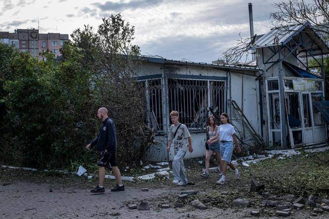 Dans le centre de Kherson, dans le sud de l’Ukraine, après un tir russe, le 24 août 2025.