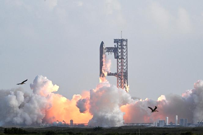 La mégafusée Starship de SpaceX décolle depuis la Starbase, près de Boca Chica (Texas), le 26 août 2025.