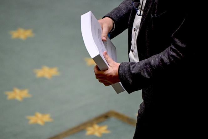 Un député belge présente le rapport de la commission d’enquête sur les violences sexuelles commises sur des enfants par des membres  de l’Eglise catholique, au Parlement fédéral à Bruxelles, le 6 mai 2024. 