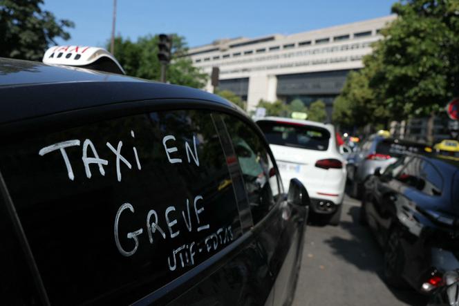 Lors d’un rassemblement de chauffeurs de taxi devant le ministère de l’économie, à Paris, le 11 juin 2025.