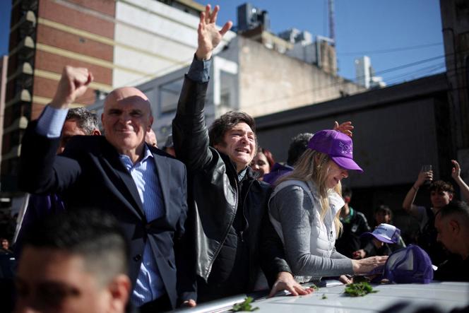 Le président argentin, Javier Milei, lors d’un rassemblement du parti La Libertad Avanza en compagnie de la secrétaire générale de la présidence argentine, Karina Milei, et du député désormais en retrait José Luis Espert, à Lomas de Zamora, en Argentine, le 27&nbsp;août 2025.