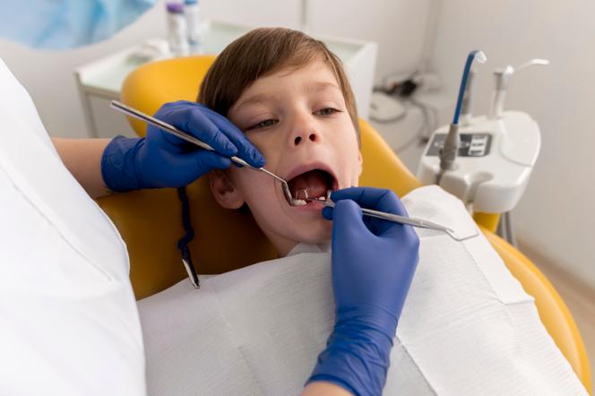Enfant dans un cabinet dentaire. 