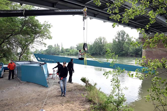 Un essai du barrage flottant conçu pour capter les macroplastiques avant qu’ils prennent le chemin de l’océan par la société Plastic Vortex, sur la Garonne, mené le 19 mai 2025.