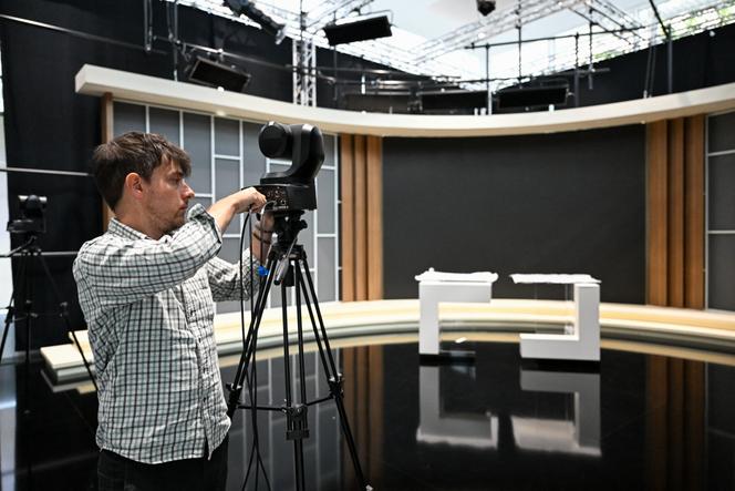 Sur le plateau du JT de la future chaîne de télévision Novo 19, à Rennes, le 18 août 2025.