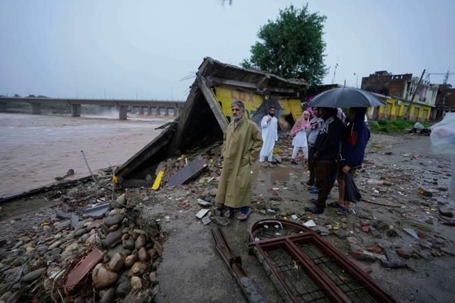 Des habitants constatent les dégâts causés par les inondations sur les rives de la rivière Tawi, à Jammu, en Inde, le 27 août 2025.