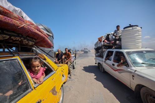 Des Palestiniens déplacés quittent la ville de Gaza, où l’armée israélienne poursuit ses opérations, le 28 août 2025.