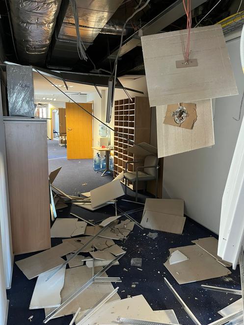 Un plafond arraché dans les bureaux de la délégation européenne à Kiev, le 28 août 2025.