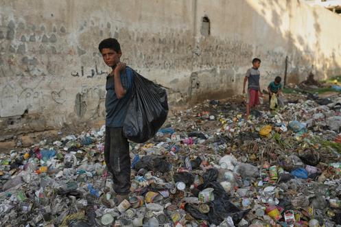 Un Palestinien de 13 ans collecte du plastique afin de faire du feu pour cuisiner, dans la ville de Gaza, le 27 août 2025.