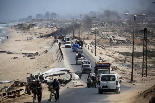 Des Palestiniens fuient la ville de Gaza en direction du sud, le 28 août 2025.