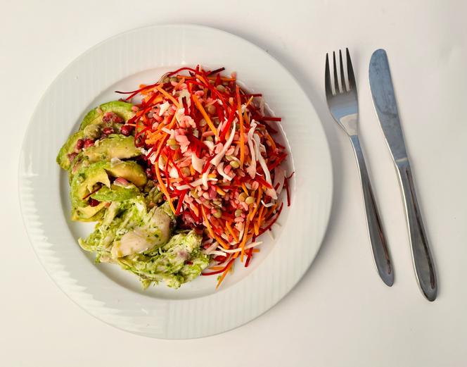 Um almoço com alimentos não processados ​​servido aos participantes do estudo: salada de bulgur com lentilhas e vegetais ralados, abacate, frango com pesto, sementes de romã, 3 de março de 2022, na Faculdade de Medicina de Copenhague.