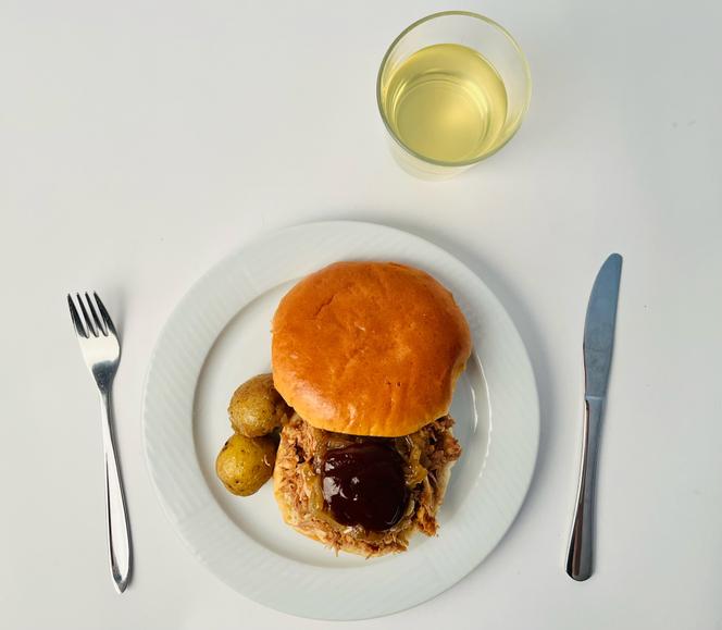 Um jantar de alimentos ultraprocessados ​​servido aos participantes do estudo: carne de porco desfiada grelhada com cebolas caramelizadas, batatas assadas, molho barbecue, pão brioche, limonada, em 3 de março de 2022, na Faculdade de Medicina de Copenhague.