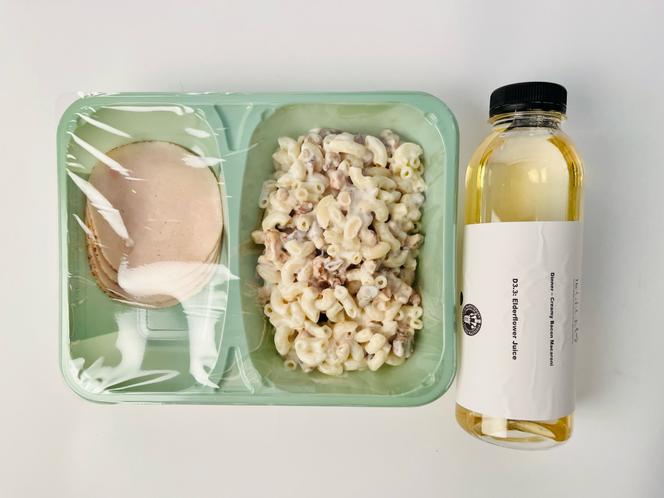 Un dîner à partir d’aliments ultratransformés servi aux participants de l’étude: des pâtes crémeuses aux morceaux de bacon avec des tranches de poulet et une boisson au sureau, le 3 mars 2022, à la faculté de médecine, à Copenhague.