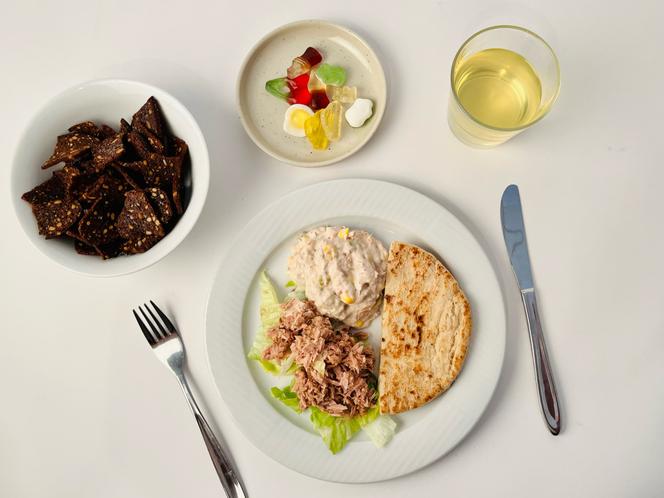 Um almoço com alimentos ultraprocessados ​​servido aos participantes do estudo: salada de atum com maionese, atum enlatado em óleo, alface americana, pão pita, chips de pão de centeio, doces variados e limonada, em 3 de março de 2022, na Faculdade de Medicina de Copenhague.