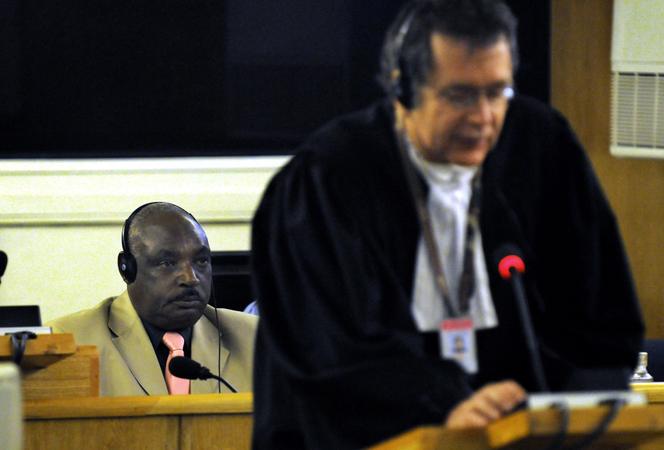 Protais Zigiranyirazo (à gauche) au Tribunal pénal international pour le Rwanda (TPIR), à Arusha, en Tanzanie, le jour de sa condamnation de première instance à vingt ans d’emprisonnement pour génocide, le 18 décembre 2008.