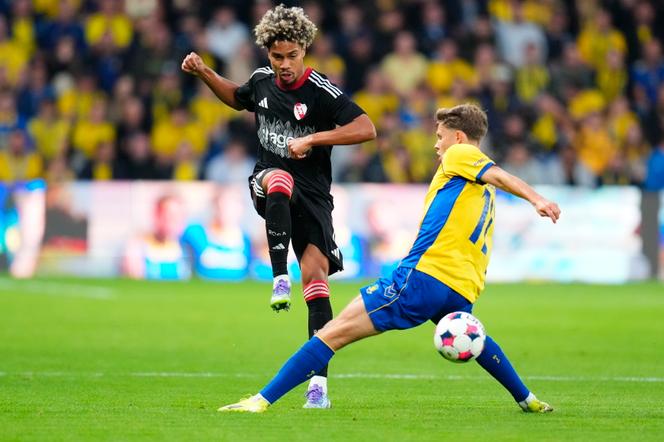 Félix Lemaréchal (à gauche) aux prises avec Filip Bundgaard lors de la rencontre entre le Racing Club Strasbourg et Brondby, sur la pelouse danoise, le 28 août 2025.