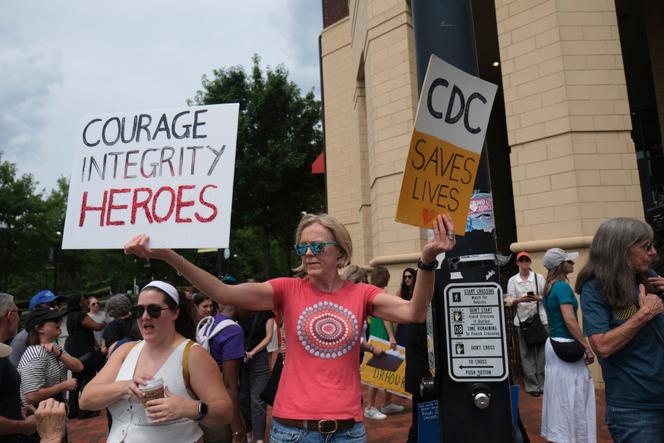 Une manifestation en soutien aux dirigeants démissionnaires des centres pour le contrôle et la prévention des maladies (CDC), à Atlanta (Géorgie), le 28 août 2025.