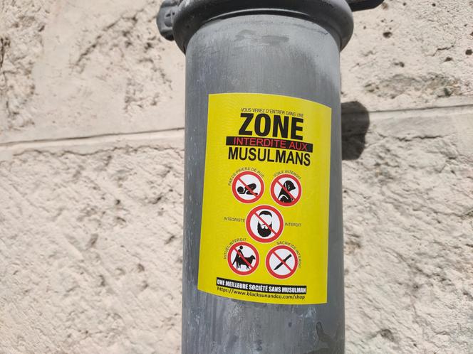 Un autocollant islamophobe à Orléans, le 14 mai 2025.