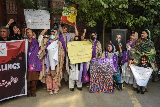 Des militants des droits humains lors d’une manifestation, à Quetta, le 26 juillet 2025, contre le meurtre présumé d’un couple au Baloutchistan.