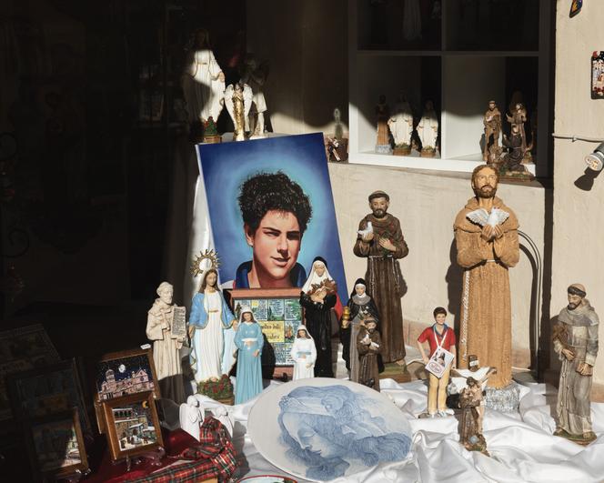 Souvenirs représentant, entre autres, Carlo Acutis dans une boutique à Assise, Italie.