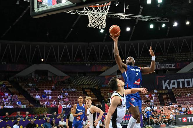 L’équipe de France de Guerschon Yabusele (balle en main) a débuté l’Euro 2025 de basket par une victoire face à la Belgique, jeudi 28 août 2025, à Katowice (Pologne).