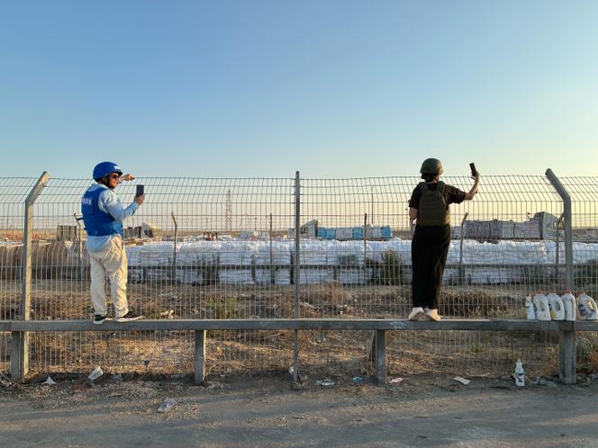 A droite, Rawan Osman, une activiste libano-syrienne engagée dans la défense d’Israël, participe à une visite de presse effectuée par l’armée israélienne à proximité du point de passage de Kerem Shalom, où de l’aide humanitaire est chargée sur des camions, à Gaza, le 26 août 2025.