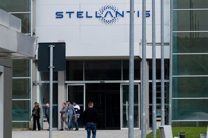 Devant l’usine Stellantis de Mirafiori, à Turin (Italie), le 15 octobre 2024.