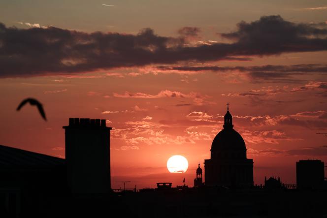 Le lever de soleil à Paris, le 27 août 2025. 