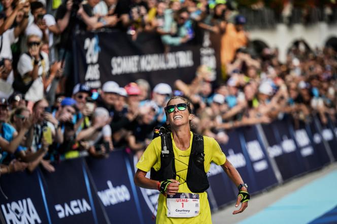 Courtney Dauwalter, à l’arrivée de l’Ultra-Trail du Mont-Blanc, à Chamonix (Haute-Savoie), le 2 septembre 2023.