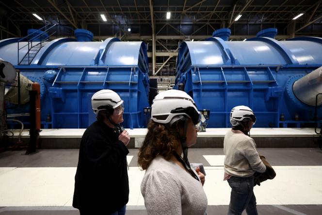De jeunes femmes sans emploi, lors d’une visite de la centrale nucléaire de Cruas-Meysse, organisée par EDF et l’agence nationale pour l’emploi France Travail, afin d’augmenter le nombre de femmes travaillant dans le secteur nucléaire, le 12 février 2025.