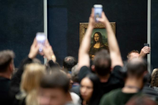Des visiteurs du Musée du Louvre devant « La Joconde », de Léonard de Vinci, à Paris, le 17 avril 2024.