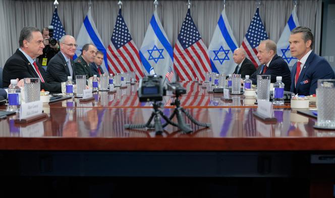 Pete Hegseth, secrétaire à la défense américain (le plus à droite), accueille son homologue israélien, Israel Katz (le plus à gauche), lors d’une réunion au Pentagone, à Arlington, en Virginie, le 18 juillet 2025.