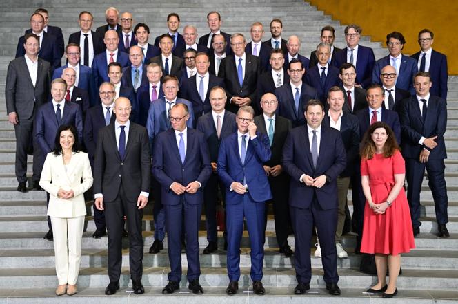 Le chancelier allemand, Friedrich Merz, des ministres de son gouvernement ainsi que des grands patrons allemands, lors du lancement du projet « Made for Germany », à la chancellerie, à Berlin, le 21 juillet 2025.