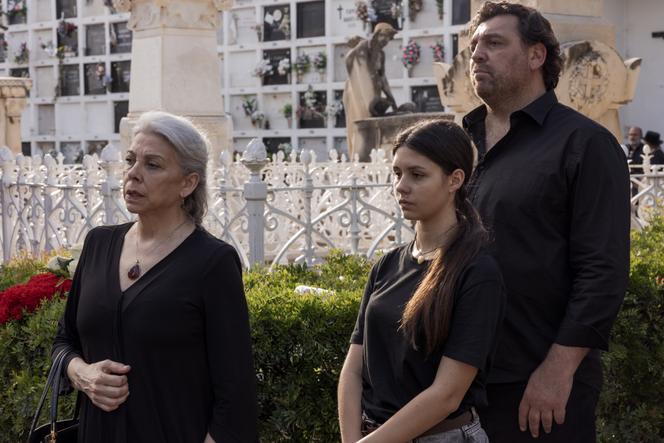 Kiti Manver (Isabel), Camino Fernandez (Carmen) et Hovik Keuchkerian (Antonio) dans la série « Deux tombes », créée par Agustin Martinez.